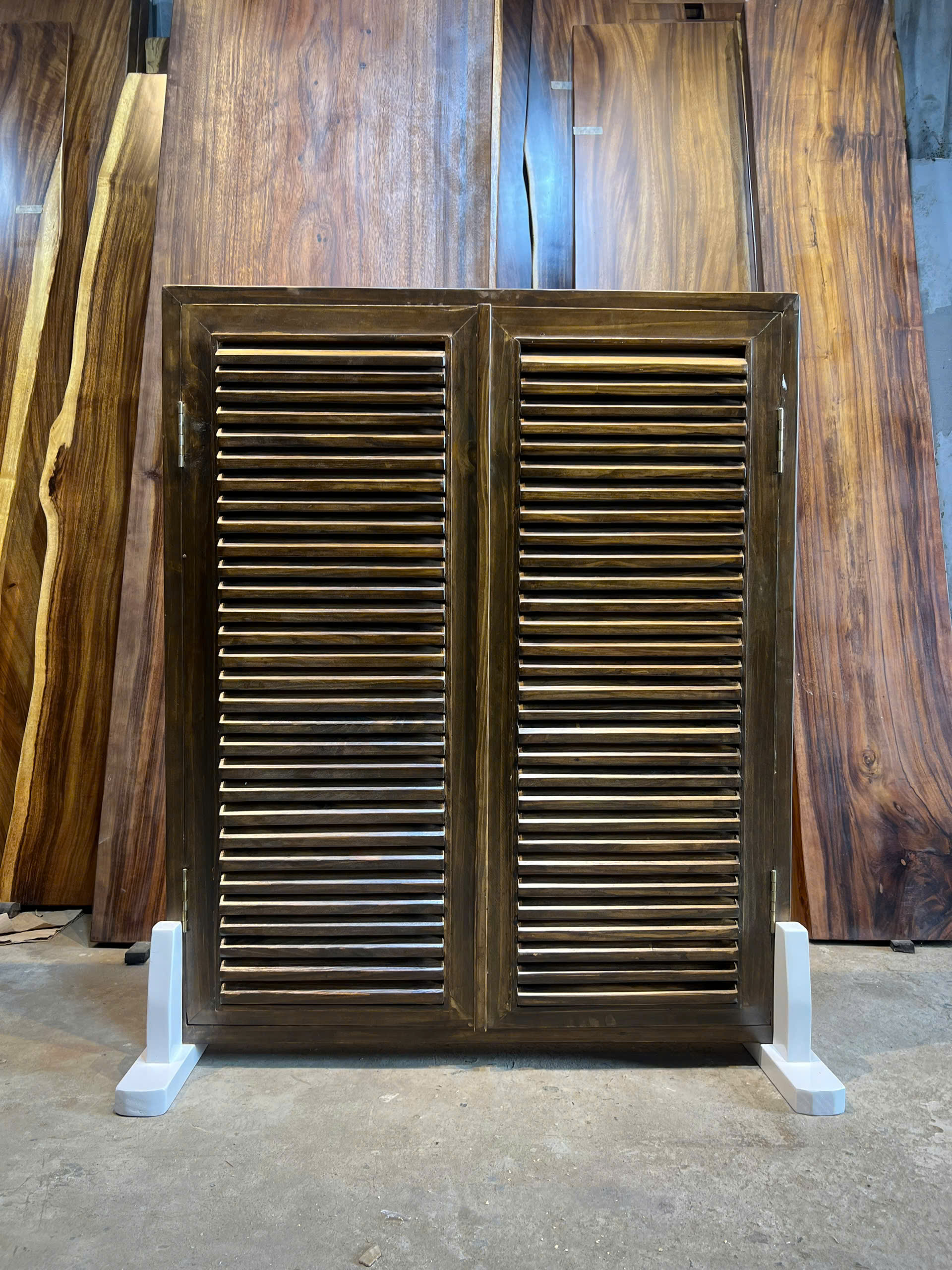 Mẫu cửa lá sách gỗ thông 1m x 1m2 đẹp cho quán ăn, quán cà phê